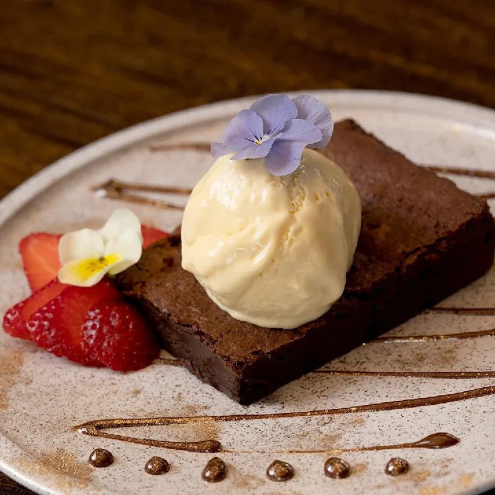BROWNIE CON HELADO