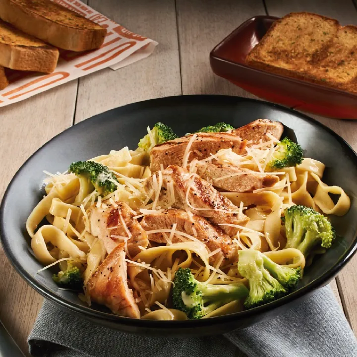 CHICKEN & BROCCOLI ALFREDO PASTA