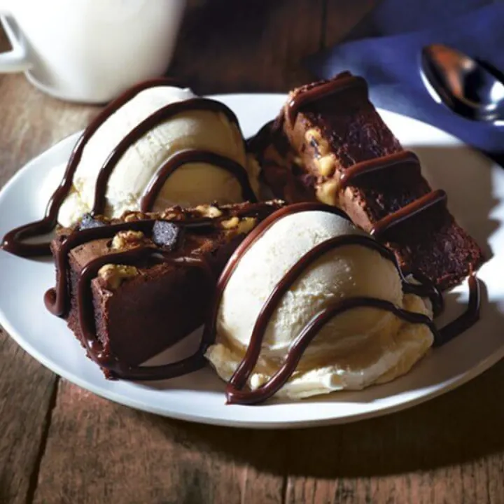 FUGDE BROWNIE SUNDAE