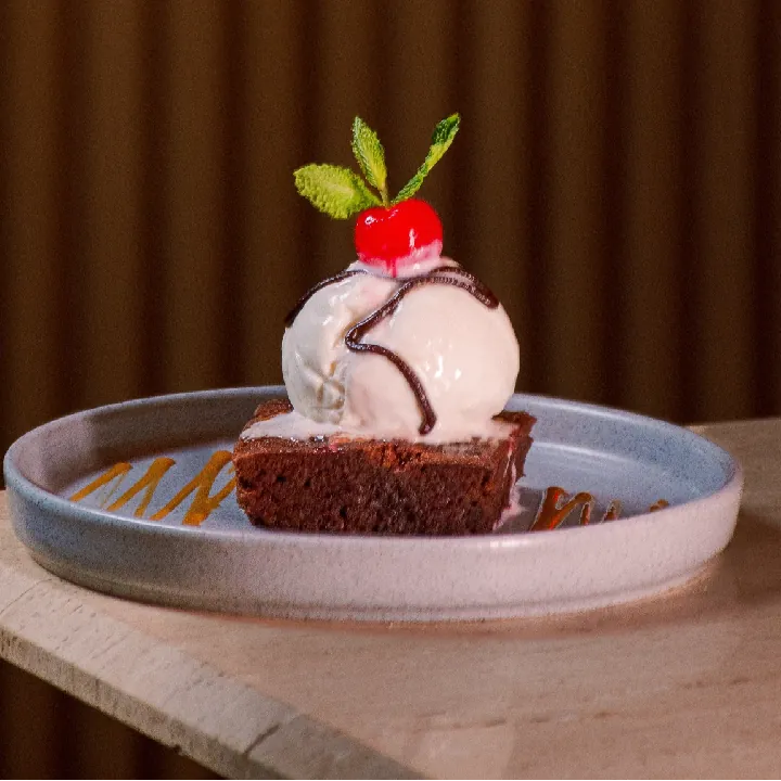 BROWNIE WITH ICE CREAM