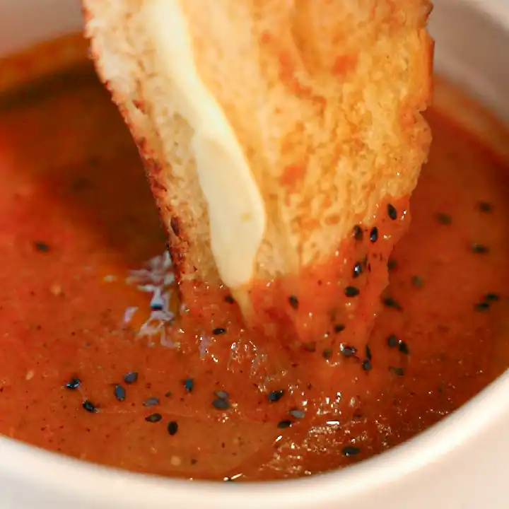 CREMA DE TOMATE Y SANDUCHE DE QUESOS