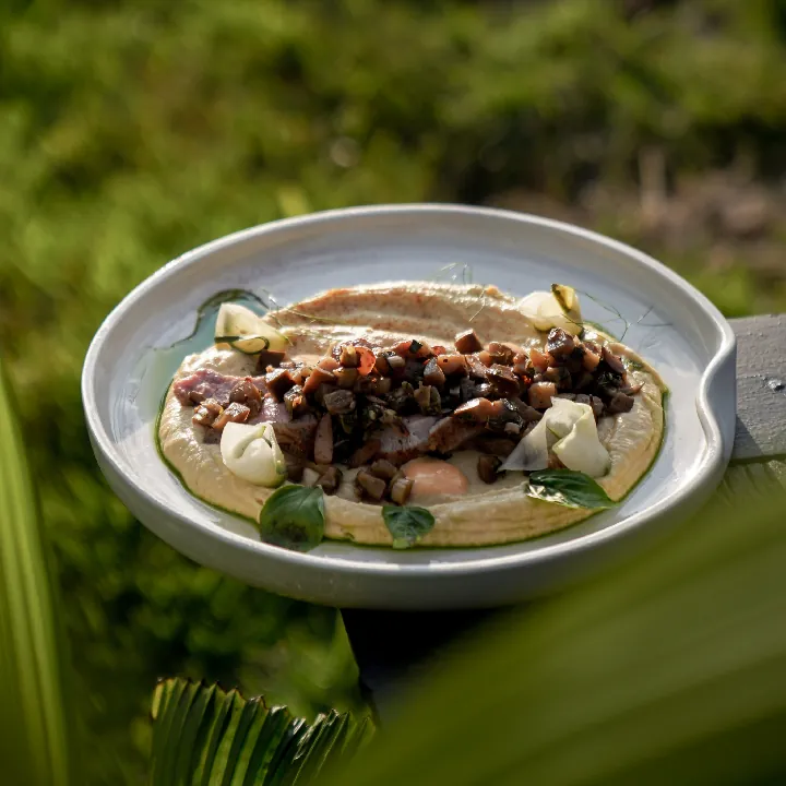 HUMMUS DE GARBANZO CON STEAK DE CORDERO