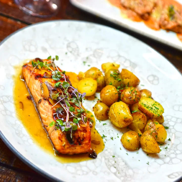 SALMÓN EN SALSA DE CHINOLA