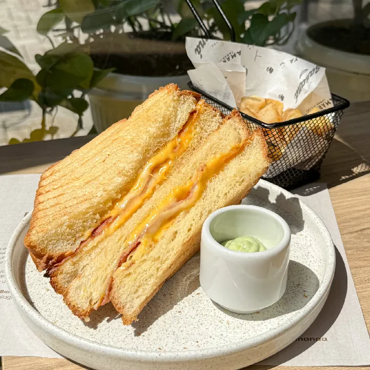 SANDWICH DE JAMÓN Y QUESO