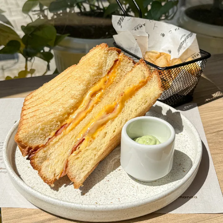 SANDWICH DE JAMON Y QUESO.