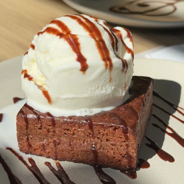 BROWNIE CON HELADO