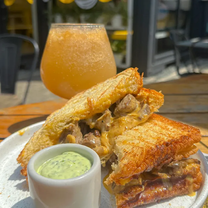 CHEDDARBEEF SANDWICH