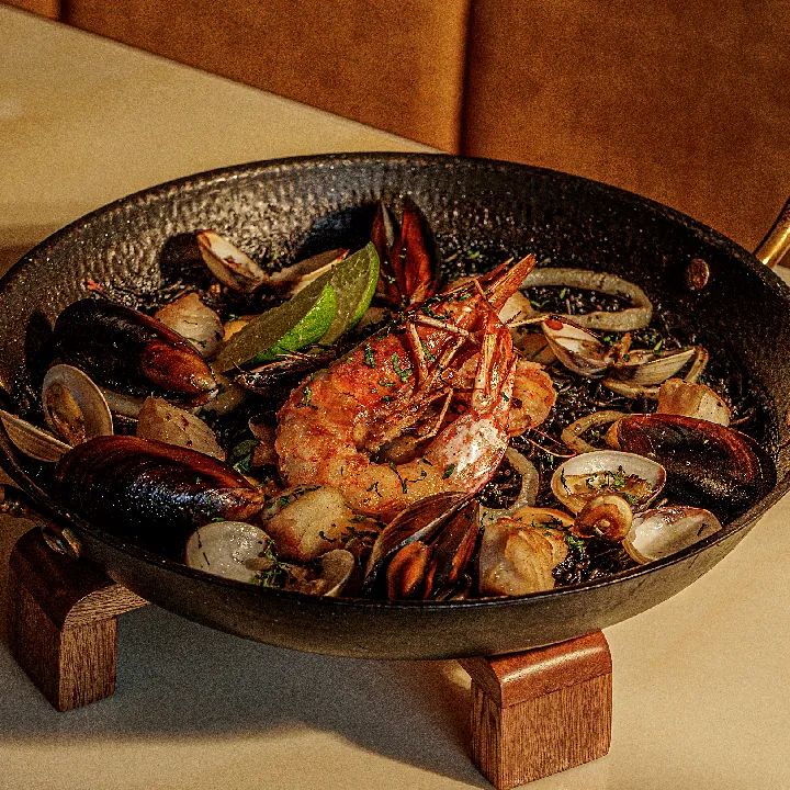 Fideuà de Mariscos a las Brasas en Tinta