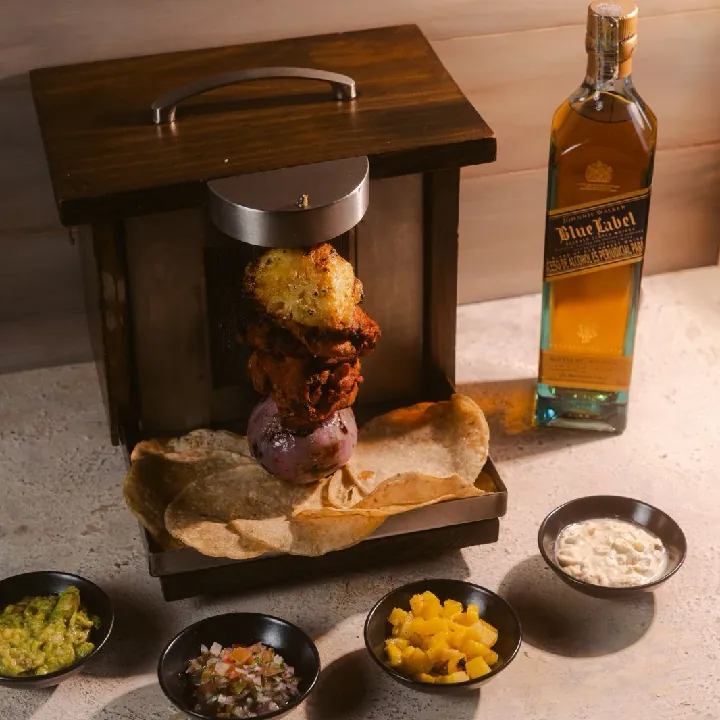Johnnie Walker Blue + pastor en la mesa