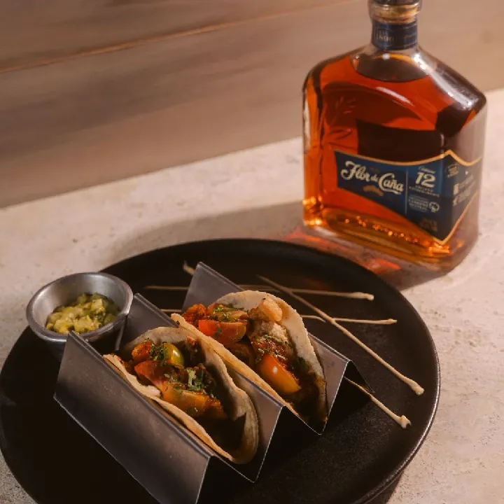 Ron flor de caña + Tacos