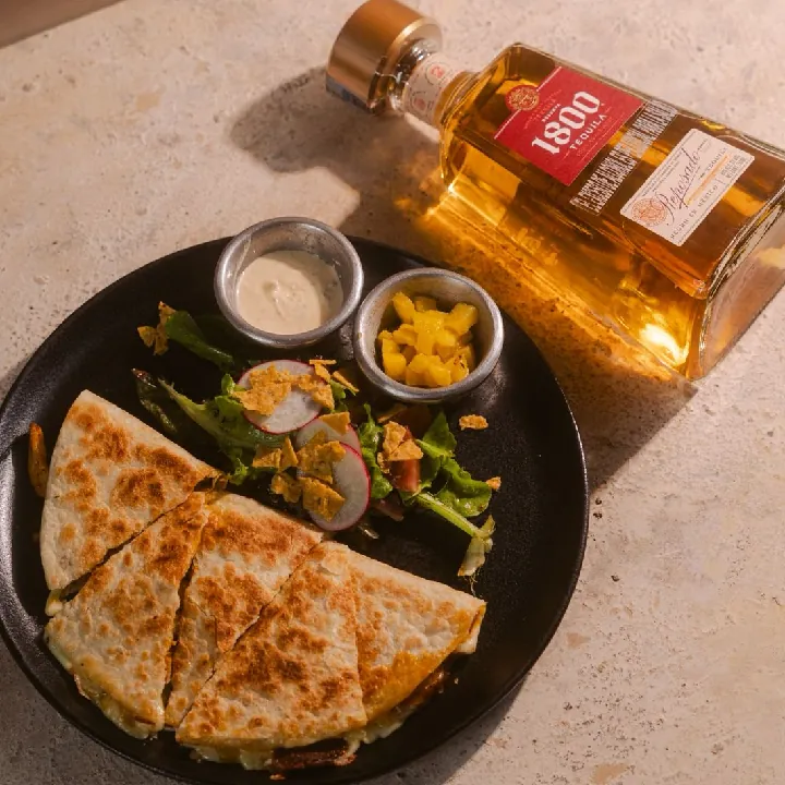 1800 reposado + quesadilla y tacos