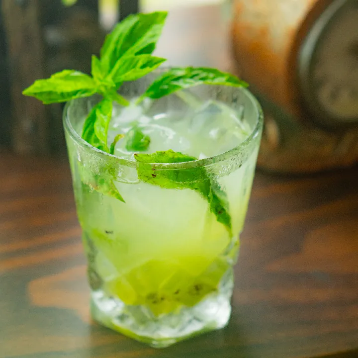 Caipiroska de kiwi y hierbabuena