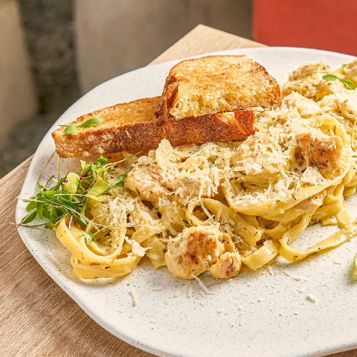 Pasta Alfredo con Pollo