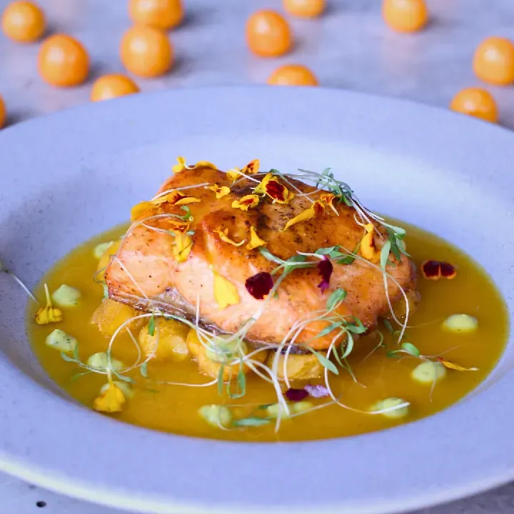 Salmón en Salsa de Uchuva y Ají Amarillo