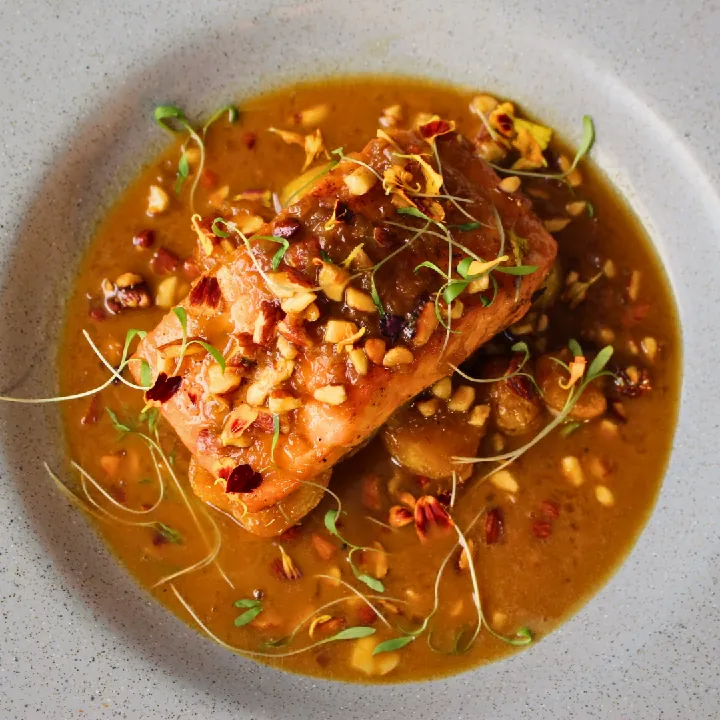 Salmón Miso y Macadamia