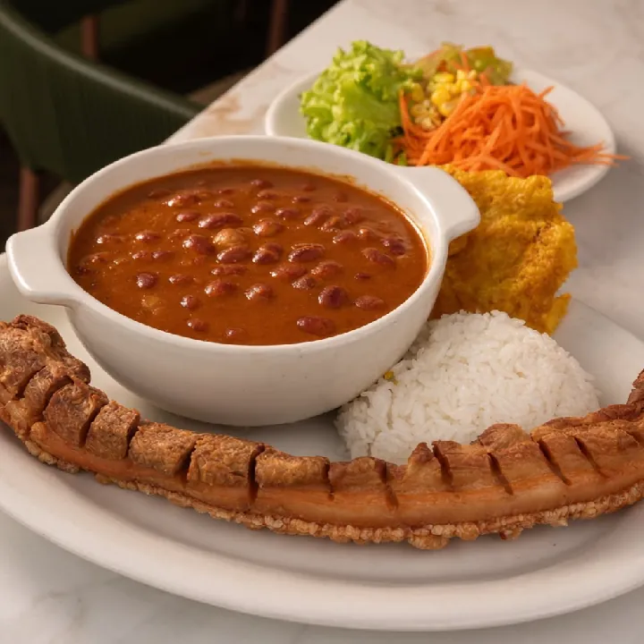 Frijolada con chicharrón
