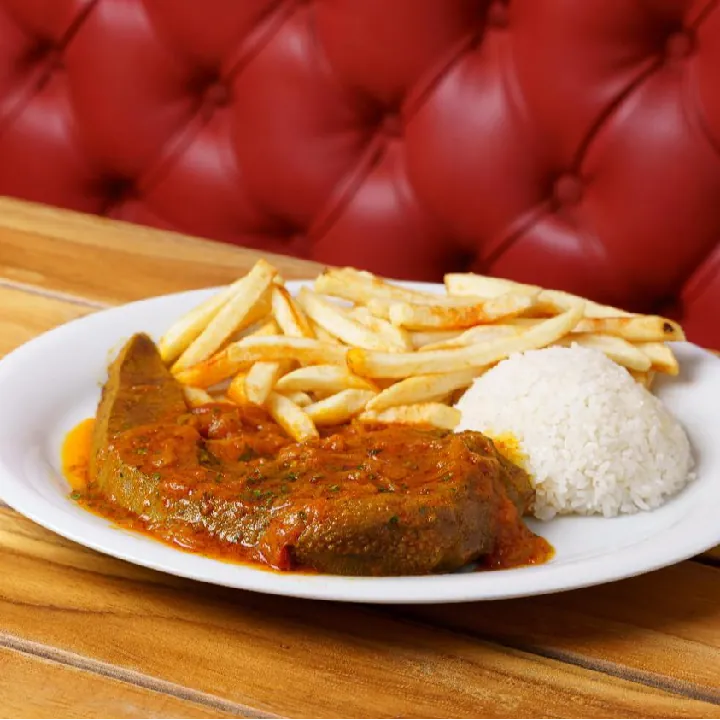 Lengua en salsa criolla