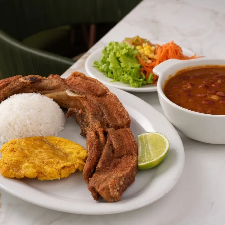 Frijolada con costillón