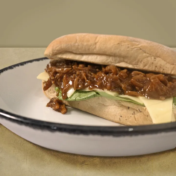 EMPAREDADO DE CARNITAS DE CERDO CON BBQ 