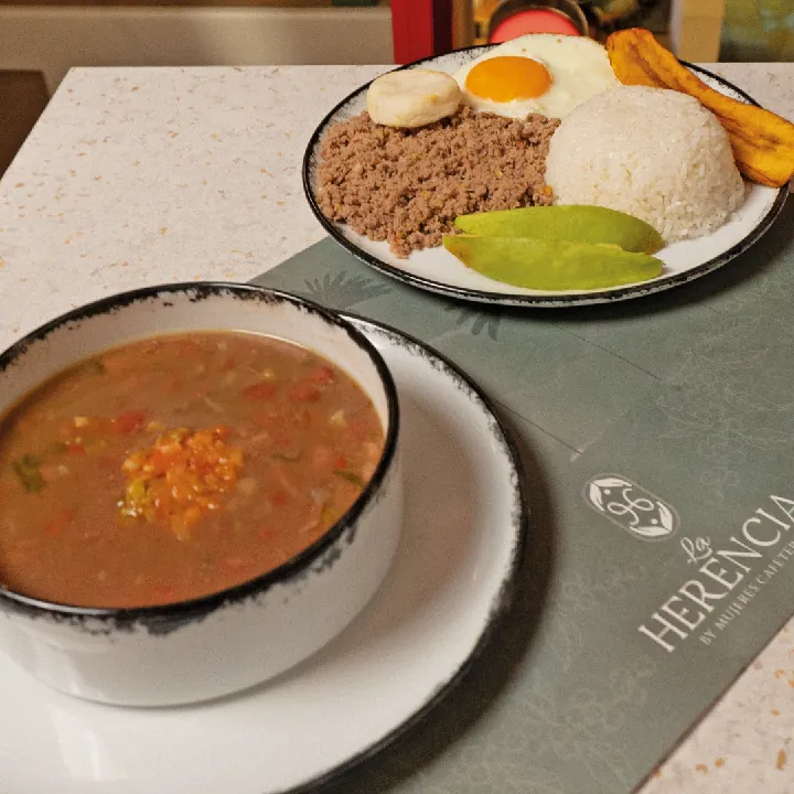 TIPICO DE FRIJOLES POSTRE + JUGO FRUTA