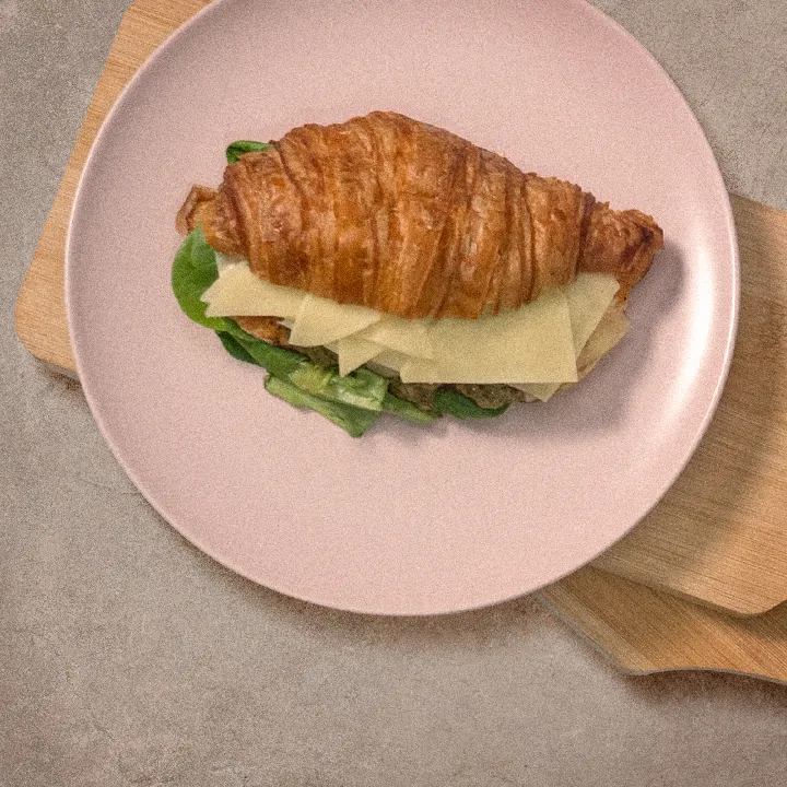 CROISSANT DE POLLO AL PESTO