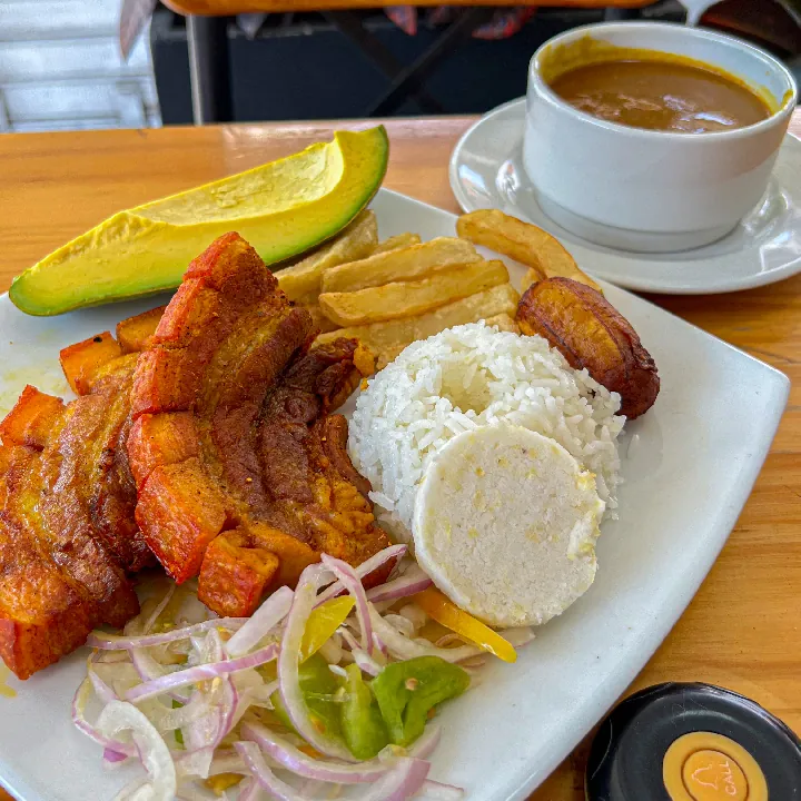 Frijoles con Chicharrón