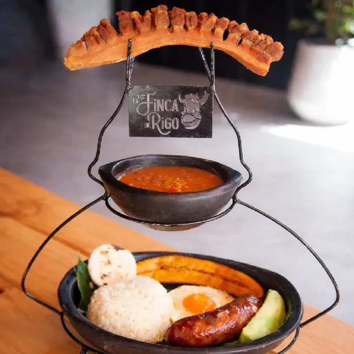 Frisoles Especiales con chicharrón