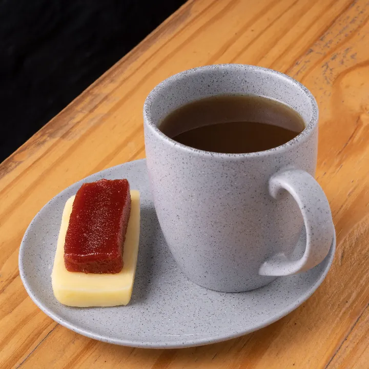 Agua Panela con Queso y Bocadillo