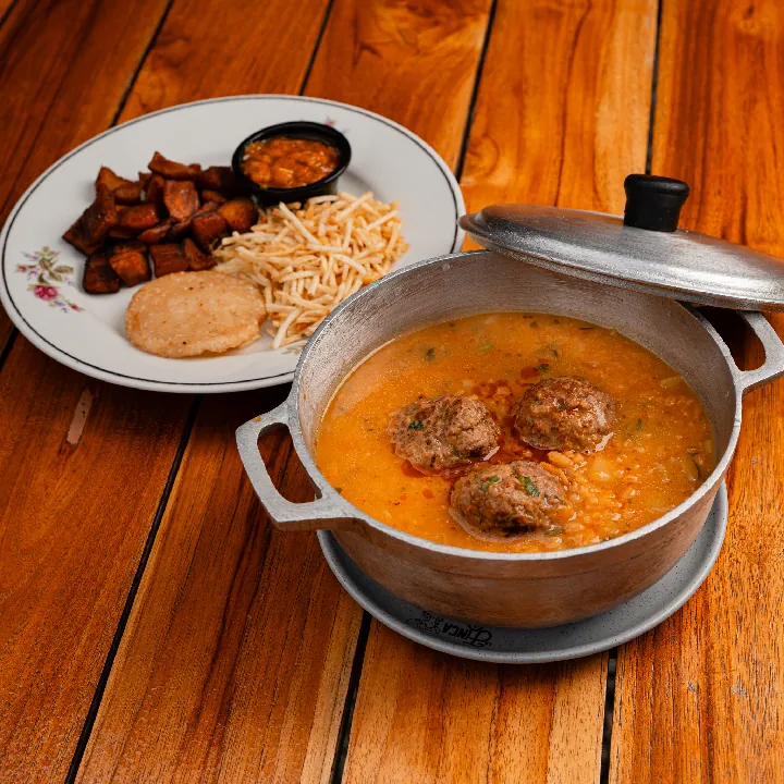 Sopa de arroz con albondigas 