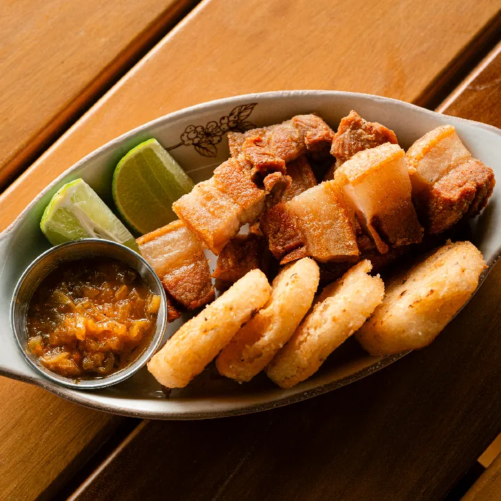 Chicharrón con Arepa