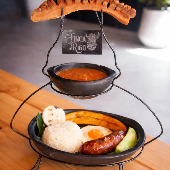 Frisoles Especiales con chicharrón