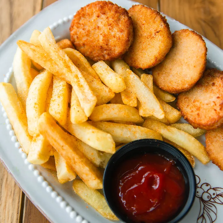 Menú infantil ( nuggets de pollo)
