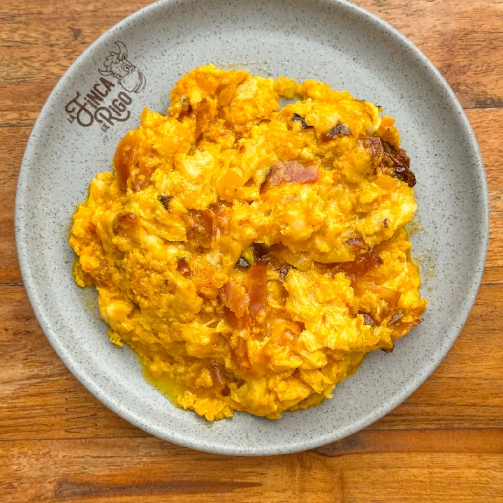 AD.HUEVOS REVUELTOS CON TOCINETA Y HOGAO