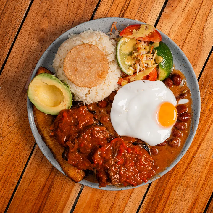 BANDEJA MONTAÑERA CON ALBONDIGA