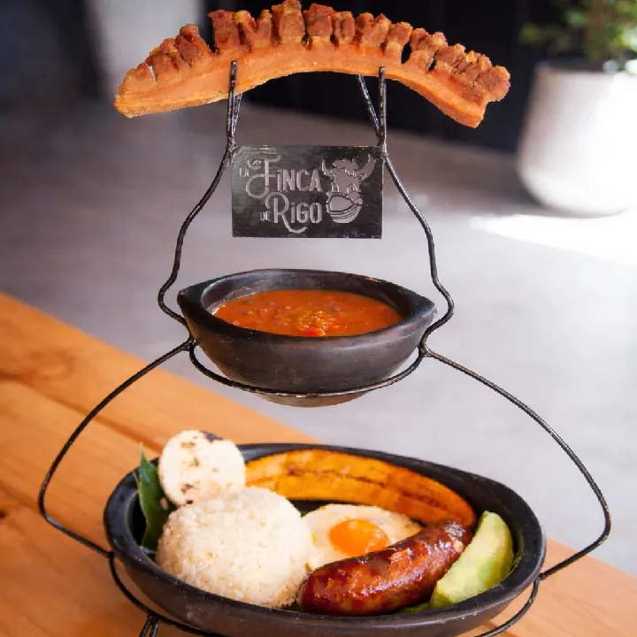 Frisoles Especiales con chicharrón