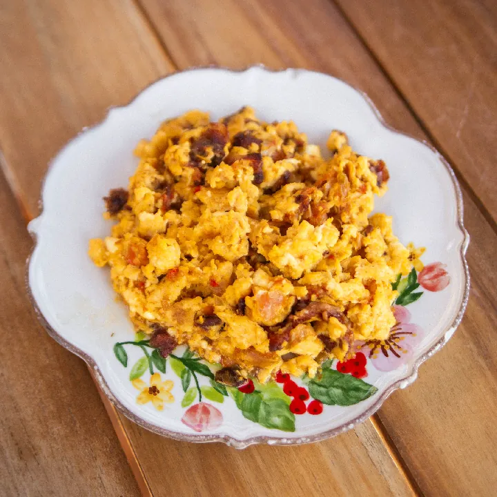 HUEVOS REVUELTOS TOCINETA, QUESO Y HOGAO