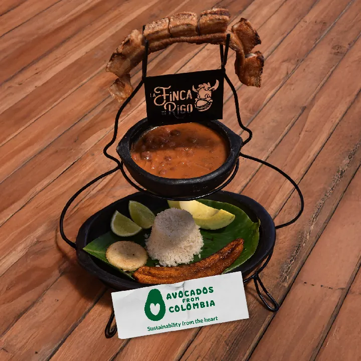 Frisoles Especiales con chicharrón