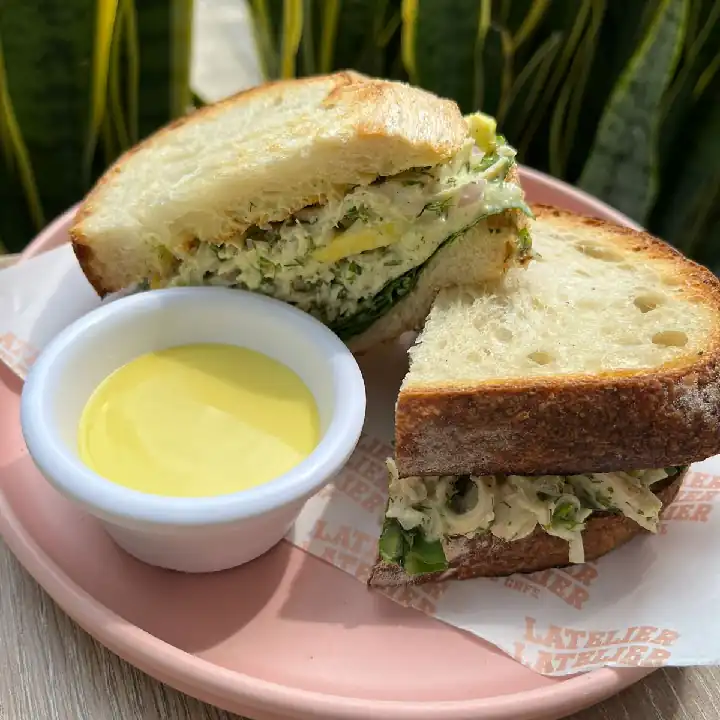 Sandwich con pollo y aguacate