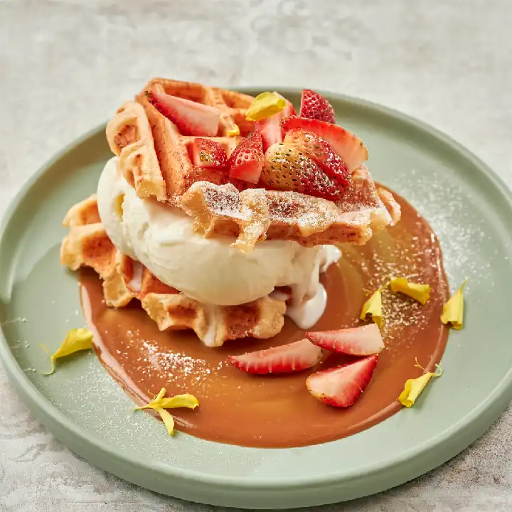 Waffle de pandebono y Helado con Fresas
