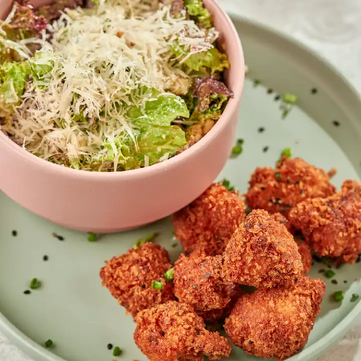 Ensalada cesar con crispetas de pollo