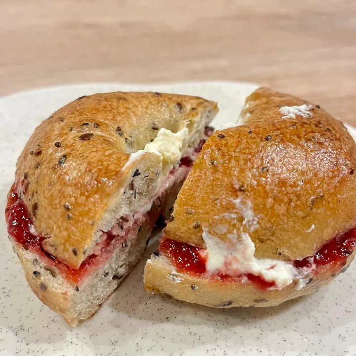 bagel con mermelada y queso