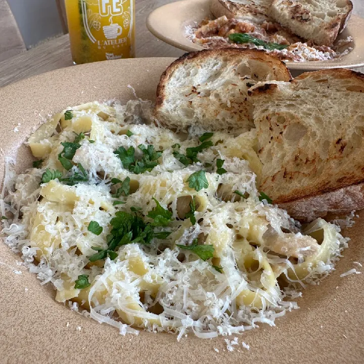 Pasta con pollo y champiñones.