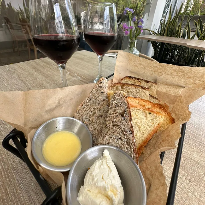 Canasta de panes con Vino
