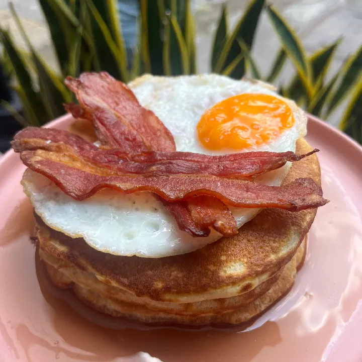 Pancakes con huevo y tocino