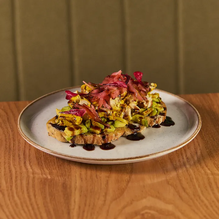 Tostada de Aguacate y Tofu Marinado