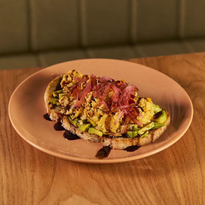 Tostada de Aguacate y Huevo Revuelto