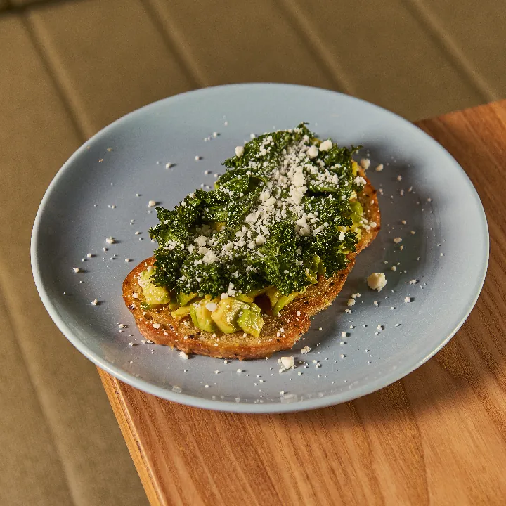 Tostadas De Kale y Queso Feta