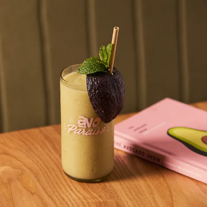Frutos verdes con aguacate