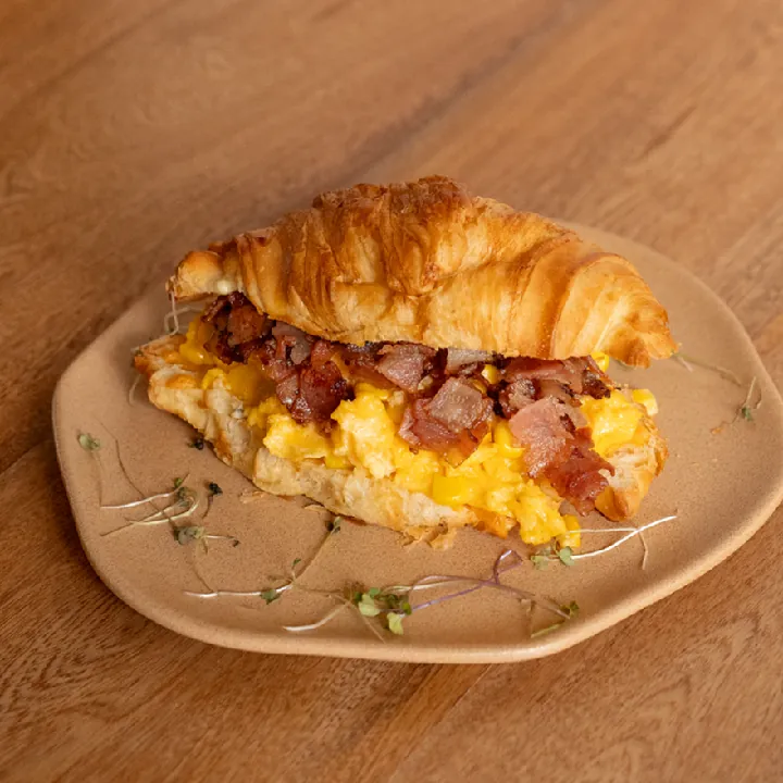 Croissant de Huevo, Tocineta y Maicitos