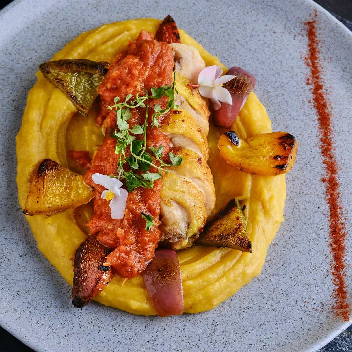 POLLO DORADO SOBRE CAMA DE MADURO